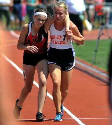 17-year-old-Meghan-Vogel-helping-her-competitor-to-cross-the-finish-line