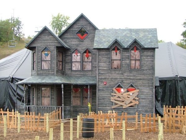<a href="http://hauntrepreneurs.com/">Hauntrepreneurs</a> is a hilariously named company that specializes in  making haunted house attractions. The mobile 'Frightmare Package' (again, hilarious) comes with a full spooky house, lighting, fog machines and it's just $130,000.