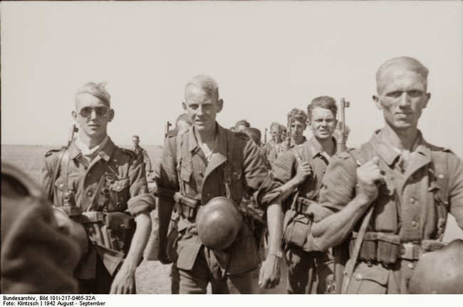 21.) German soldiers marching Stalingrad, 1942.