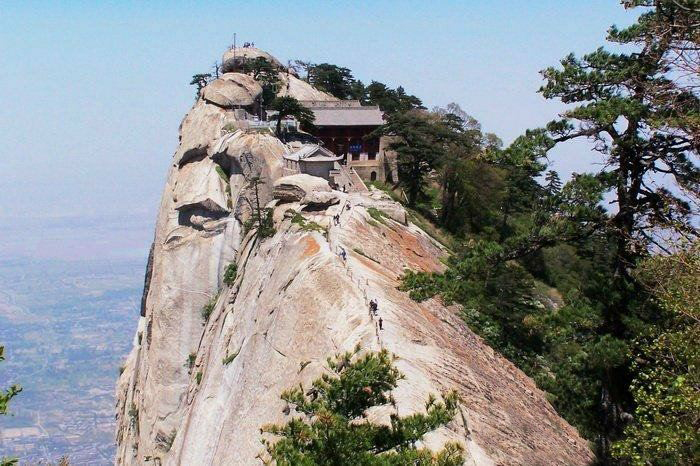 At the very top of the southern peak is a Taoist temple that was converted into a teahouse.