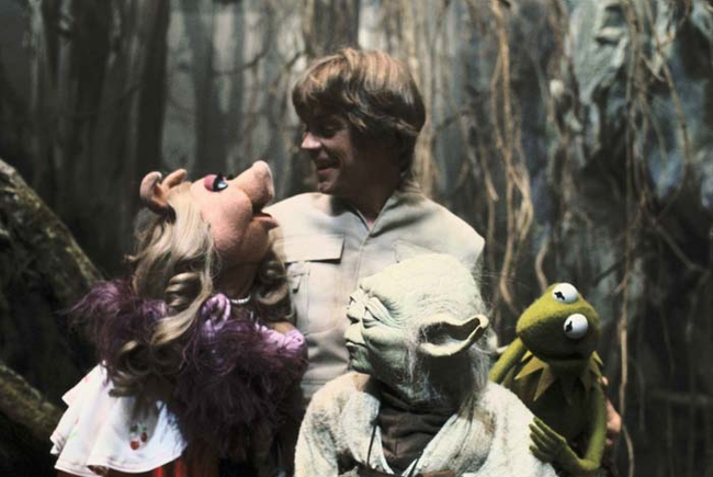 20.) Mark Hamill hanging out with the muppets.