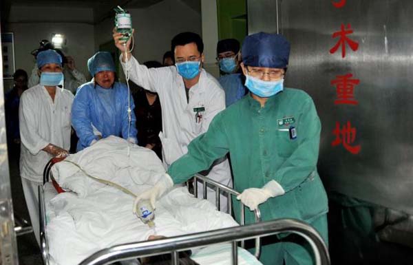 735