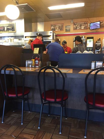 Woman-snaps-photo-of-Waffle-House-prayer