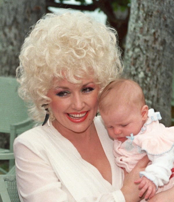 Dolly_Parton_2-600x695