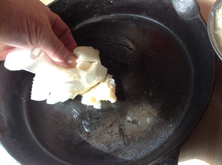 oiling-a-pan-850x634
